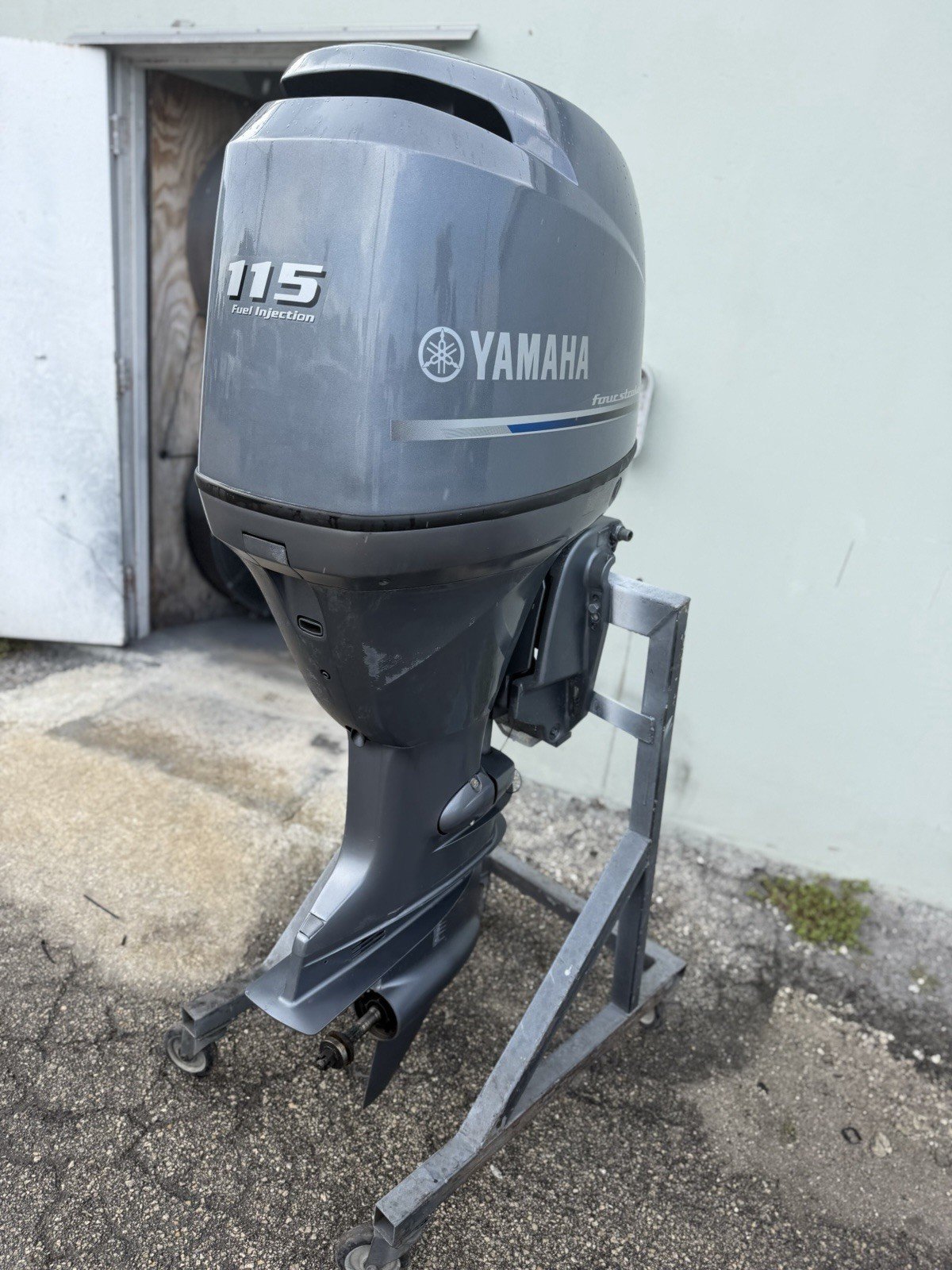 2010 115 HP 115HP YAMAHA FOUR STROKE OUTBOARD MOTOR