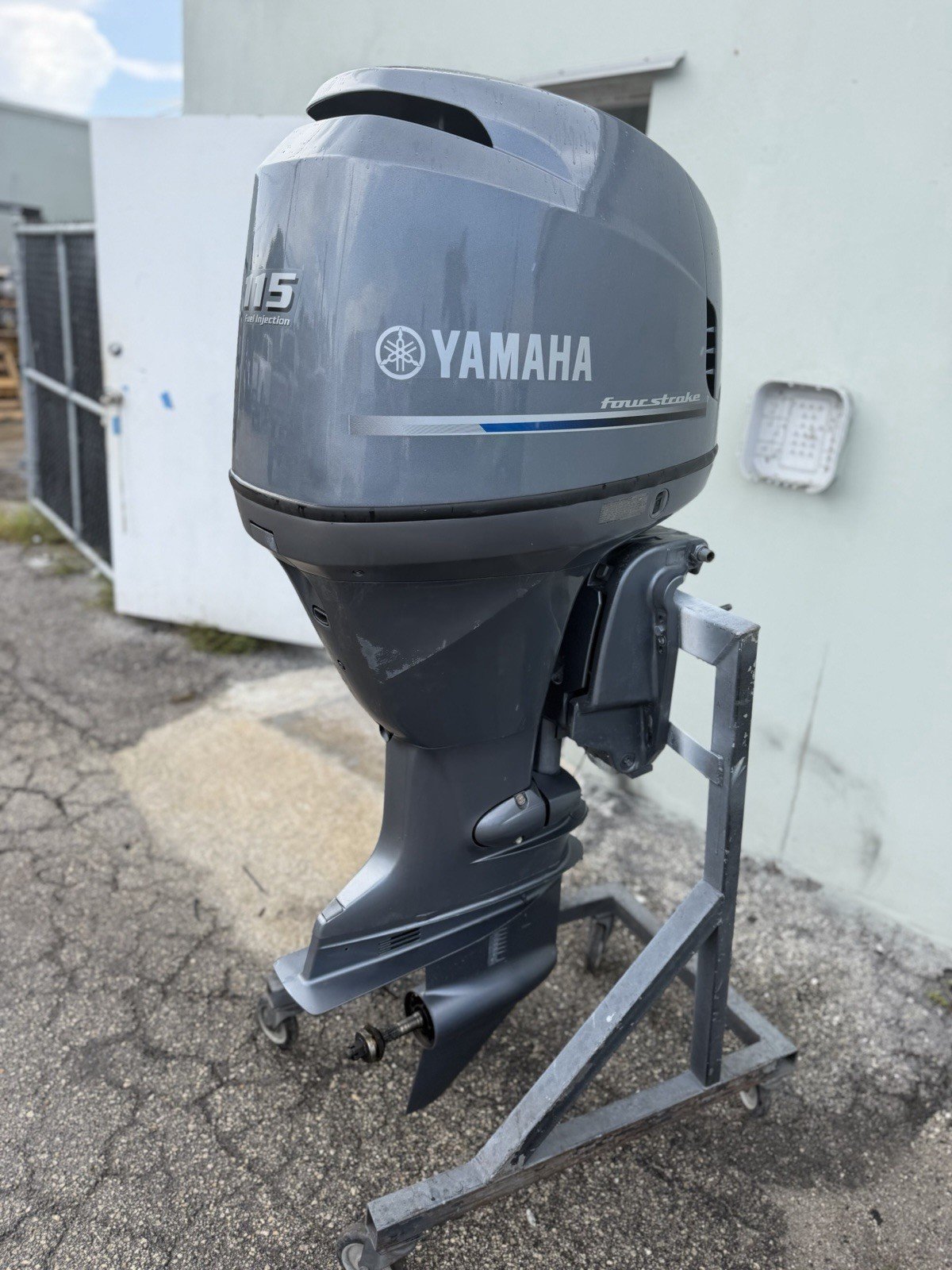 2010 115 HP 115HP YAMAHA FOUR STROKE OUTBOARD MOTOR